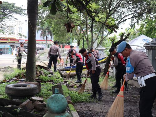 Peduli Lingkungan, Polisi di Lampung Tengah Turun Langsung Bersihkan Tempat Ibadah dan Fasilitas Umum