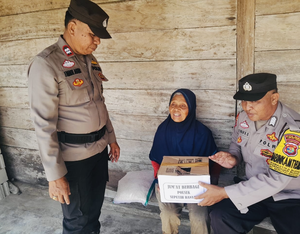 Jumat Berbagi, Polsek Seputih Banyak Berikan Bansos Kepada Warga Membutuhkan