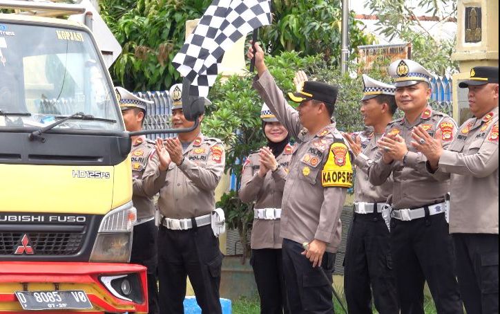 Menyambut Hari Lalu Lintas ke-69, Sat Lantas Polres Lampung Tengah Bagikan Air Bersih untuk Warga Terdampak Kekeringan